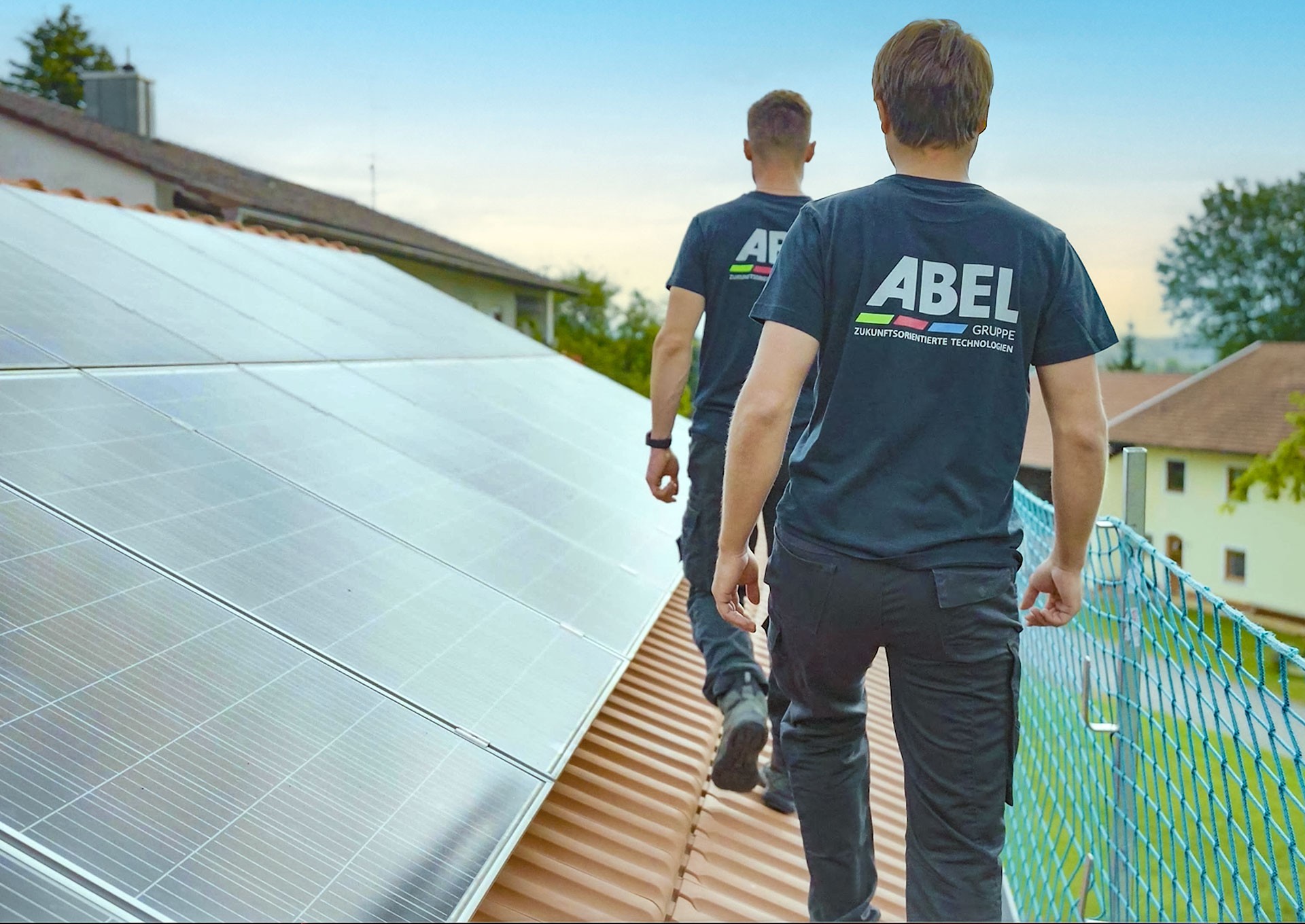 Abel Mitarbeiter Auf Dach Vor Sonnenuntergang